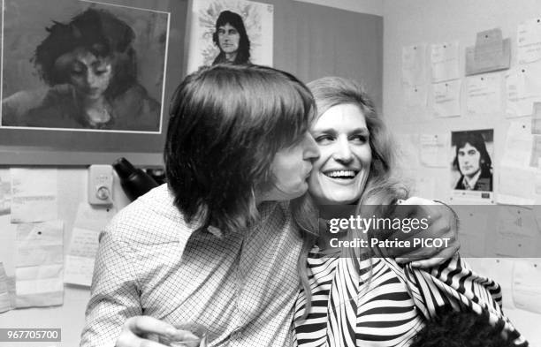 Dalida félicite Serge Lama après le concert du chanteur au Palais des Congrès le 17 janvier 1975 à Paris, France.