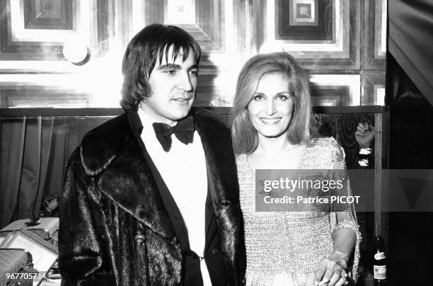 Serge Lama félicite Dalida après le concert de la chanteuse à l'Olympia le 16 janvier 1974 à Paris, France.