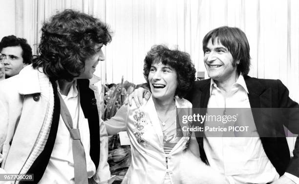 Julien Clerc et Marie-Paul Belle félicitent Serge Lama après son concert au Palais des Congrès le 16 janvier 1979 à Paris, France.