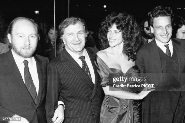 Michel Lang, Pierre Mondy et Clio Goldsmith lors d'une soirée le 24 mars 1982 à Paris, France.