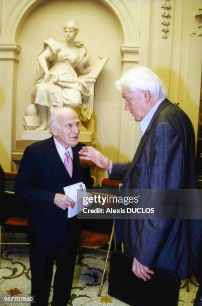 Le musicien Yehudi Menuhin et le physicien Georges Charpak lors d'une émission de TV le 27 janvier 1999 à Paris, France.