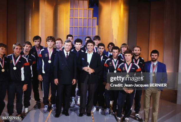 Alain Calmat et Sacha Distel entouré de l'équipe de France de patinage artistique dans l'émission de télévision 'La Belle vie' le 14 septembre 1984...