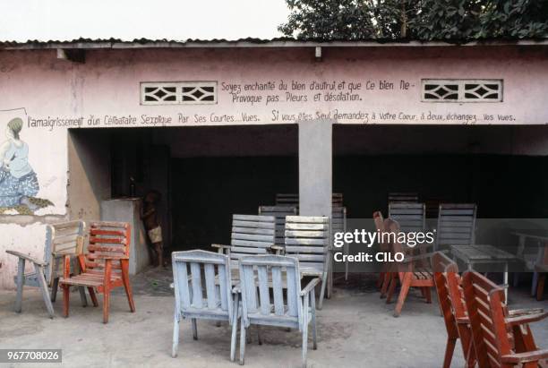 Terrasse de café le 24 juin 1984 au Zaïre/République démocratique du Congo.