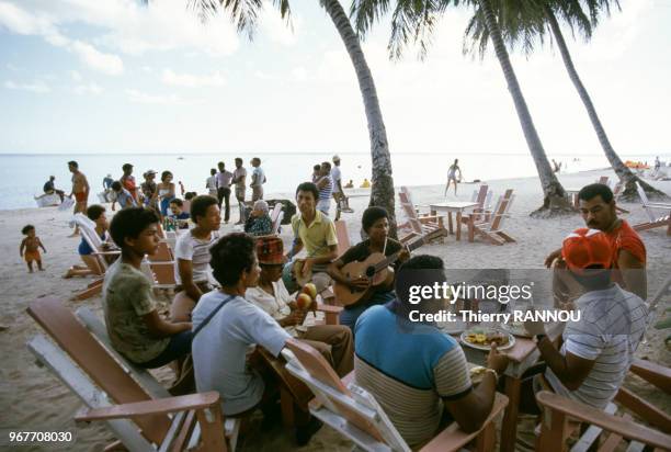 Coupeurs de canne à sucre sur la plage le 25 décembre 1984 à Saint-Domingue en République dominicaine.