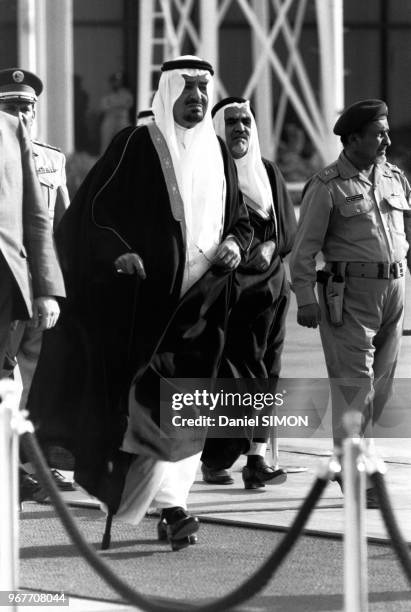 Le prince Fahd suivi de son père le roi Khaled d'Arabie vont accueillir le Président français à son arrivée le 26 septembre 1981 à Taïf en Arabie...