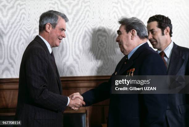 Portrait du secrétaire d'Etat américain Cyrus Vance et du chef d'Etat soviétique Leonid Brejnev lors de leur poignée de main le 30 mars 1977 à...