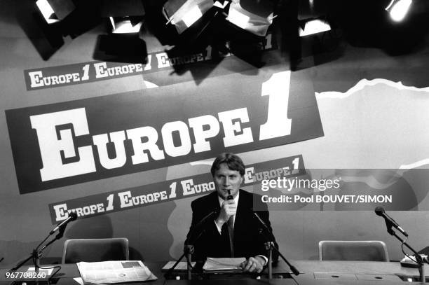 Le Ministre de l'Enseignement supérieur, Alain Devaquet, s'exprime dans l'émission 'Découvertes' sur Europe 1 le 25 novembre 1986, Paris, France.