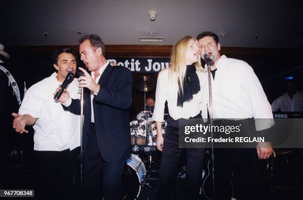 Portrait de Gérard Holtz, Philippe Risoli, Olivia Adriaco et Pierre Sled lors d'un concert de 'Pierre Sled et les Citizens' au Petit Journal le 19...