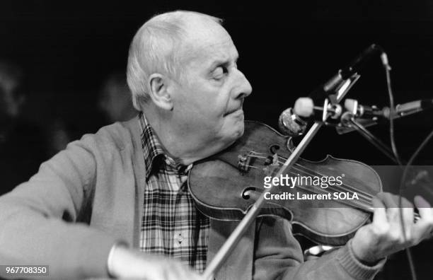 Portrait du violoniste Stéphane Grappelli en concert à la Salle Pleyel le 29 mars 1983 à Paris, France.