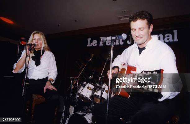 Portrait d'Olivia Adriaco et de Pierre Sled lors d'un concert de 'Pierre Sled et les Citizens' au Petit Journal le 19 novembre 1998 à Paris, France.