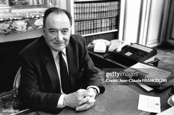 Maurice Faure, Ministre de l'Equipement et du Logement, dans son bureau du Ministère situé boulevard Saint Germain à Paris, le 19 mai 1988, France.