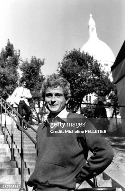 Portrait de Guy Hocquenghem, essayiste et universitaire français connu pour son militantisme homosexuel, à Montmartre le 24 octobre 1985 à Paris,...