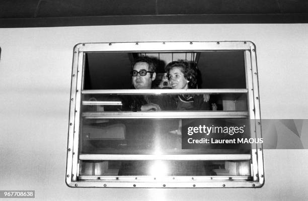 Portrait des avocats et chasseurs de Nazis Serge et Beate Klarsfeld à la vitre d'un train au moment du procès du Nazi Kurt Lischka le 23 octobre 1979...