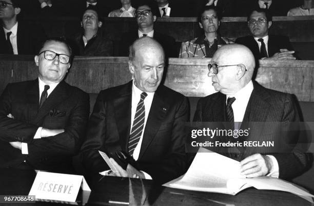 Portrait de Jacques Delors, Valéry Giscard d'Estaing et d'Edgar Faure lors du 30è anniversaire de la presse économique qui a réunion au Conseil...