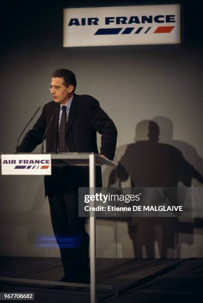 Jean-Cyril Spinetta, président-directeur général du Groupe Air France, lors d'une conférence de presse le 27 janvier 1999 à Paris, France.