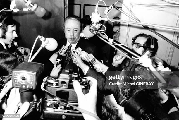 Lanoux, membre du jury Goncourt, annonce aux journalistes le lauréat du Prix Goncourt 1975, Ajar, après le traditionnel repas au restaurant Drouant...