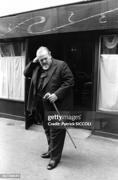 Portrait du réalisateur américain Orson Welles devant le restaurant Chez Maxim's le 26 février 1982 à Paris, France.