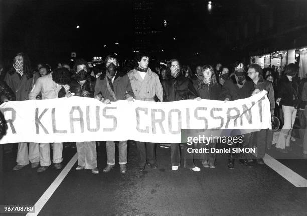 Des manifestants bravent l'interdiction de manifester pour montrer leur soutien à l'avocat ouest-allemand Klaus Croissant menacé d'extradition le 15...