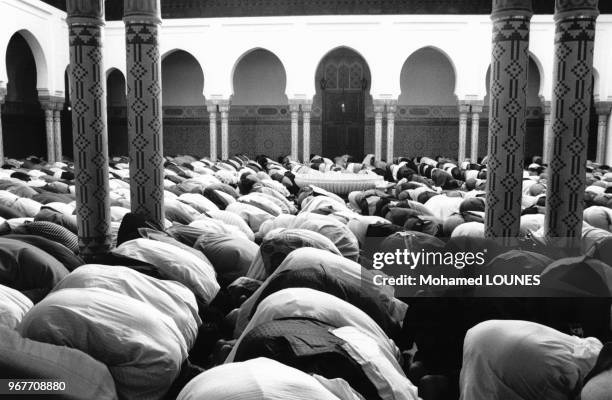 Musulmans agenouillés pour la prière pour l'Aid Al-Adha à la Mosquée le 15 août 1986 à Paris, France.