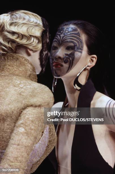 Un mannequin présente une création du couturier Thierry Mugler lors du défilé présentant la collection Haute-Couture Printemps-été le 19 janvier 1999...
