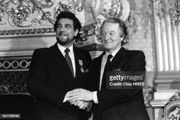 Placido Domingo reçoit la Légion d'Honneur des mains de Roland Dumas à Paris le 19 mai 1985, France.