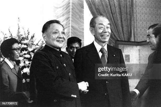 Les 1er ministres Deng Xiaoping et Takeo Fukuda lors de la signature d'un traité sino-japonais à Tokyo le 23 octobre 1978, japon.