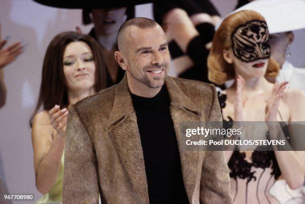 Portrait du couturier Thierry Mugler lors du défilé présentant la collection Haute-Couture Printemps-été le 19 janvier 1999 à Paris, France.