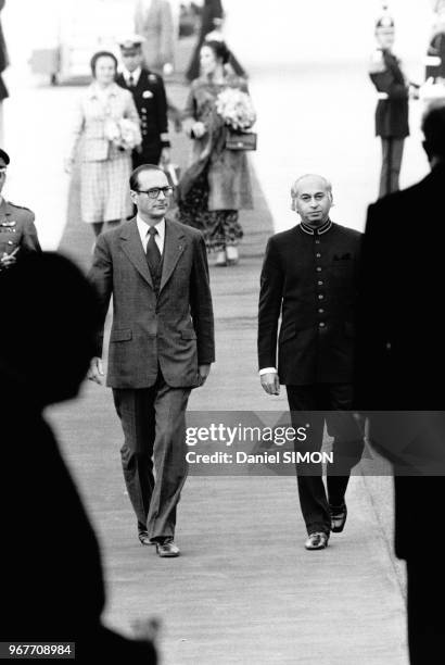 Le Premier Ministre Jacques Chirac est venu accueillir son homologue pakistanais, Ali Bhutto, à sa descente d'avion, le 21 octobre 1975, Paris,...