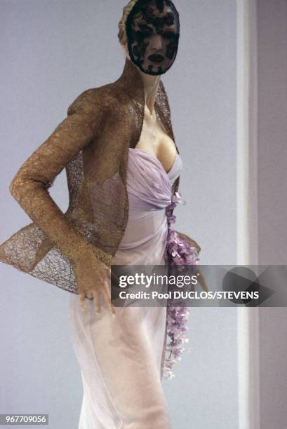 Un mannequin présente une création du couturier Thierry Mugler lors du défilé présentant la collection Haute-Couture Printemps-été le 19 janvier 1999...