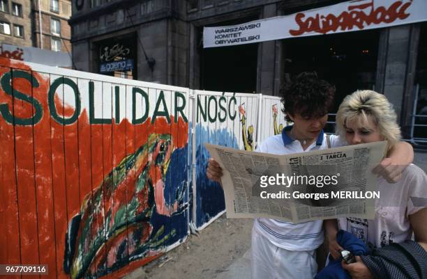 Peinture murale devant un des sièges de Solidarno?? le 19 mai 1989 à Varsovie en Pologne.