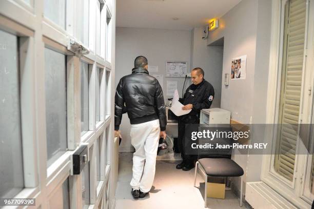 Un homme mis en garde à vue pour conduite en état d'ivresse dans un commissariat du XVIème arrondissement de Paris, septembre 2010, Paris, France.