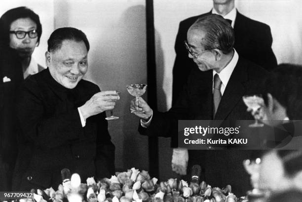 Les 1er ministres Deng Xiaoping et Takeo Fukuda lors de la signature d'un traité sino-japonais à Tokyo le 23 octobre 1978, japon.