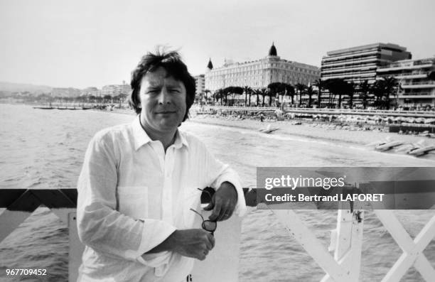 Le réalisateur britannique Alan Parker pose sur la Croisette où il vient présenter deux films "L'Usure du Temps" et "The Wall", le 18 mai 1982,...
