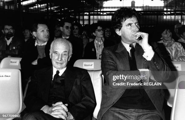 Le fondateur du journal 'Le Monde', Hubert Beuve-Mery, et le Ministre de la Culture Jack Lang à l'assemblée des actionnaires, le 20 mars 1987, Paris,...