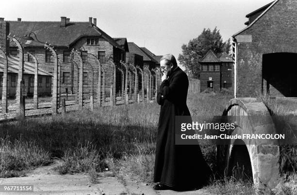 Mgr Lustiger se recueille dans le camp d'Auschwitz où la plupart des membres de sa famille ont été déporté dont sa mère en 1942. Il a longuement prié...