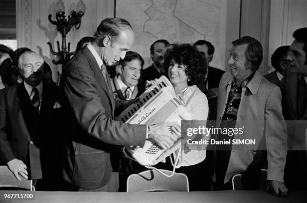 Valéry Giscard d'Estaing reçoit en cadeau un magnifique accordéon des mains de Yvette Horner et Aimable lors de la fête de l'accordéon de Montmorency...