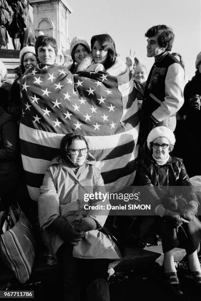 Des anglais campent devant le Palais de Buckingham après le mariage de la Princesse Anne, Londres le 14 novembre 1973, Royaume-Uni.