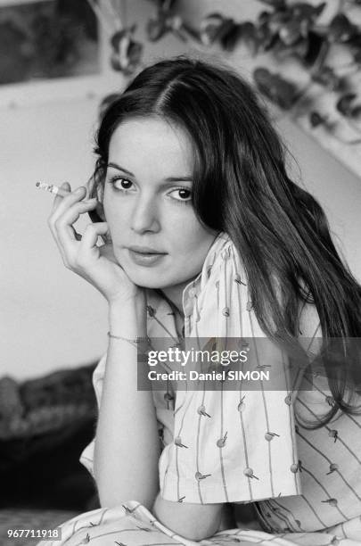 Actrice française, Anicée Alvina, dans son appartement à Paris le 17 avril 1974, France.