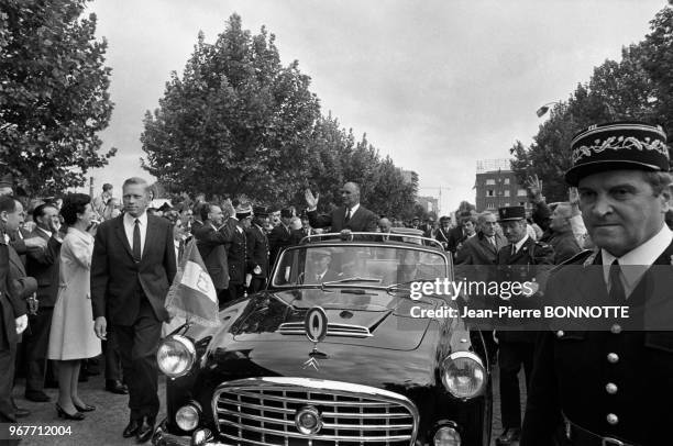 Georges Pompidou dans sa Citroen 15 cabriloet lors de l'inauguration du monument en hommage au Maréchal Leclerc le 24 aout 1969 à Paris, France.