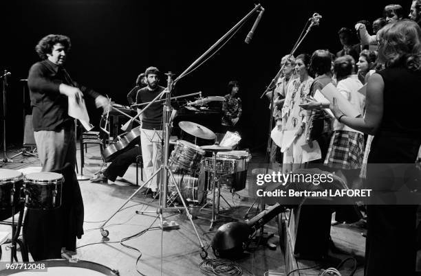 Mikis Theodorakis dirigeant son orchestre à Paris le 20 octobre 1970, France.