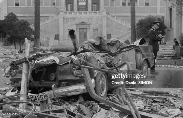 Débris de voitures et d'autobus après un attentat perpétré devant l'école Polytechnique à Athènes pendant la loi martiale le 20 novembre 1973, Grèce.