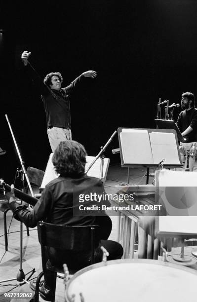 Mikis Theodorakis dirigeant son orchestre à Paris le 20 octobre 1970, France.