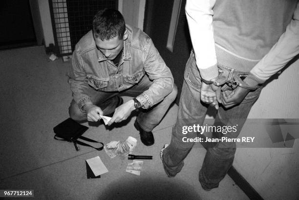 Un policier de la BAC de Nanterre vient d'interpeller un dealer dans un hall d'immeuble. Il a trouvé sur lui une somme importante d'argent et...