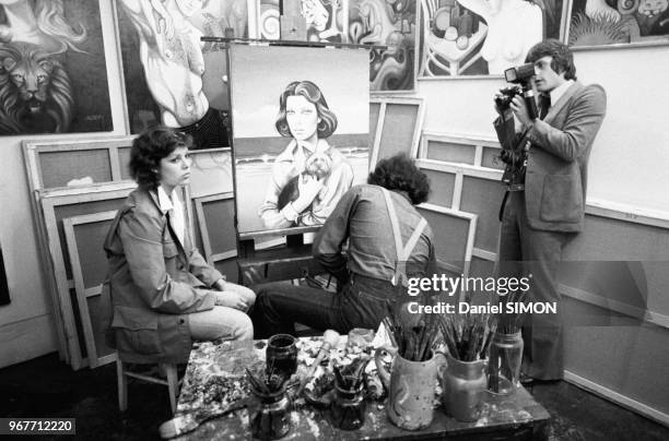 La princesse Caroline de Monaco pose pour le peintre brésilien Albery, de dos, dans son atelier le 15 mai 1975 à Paris, France.