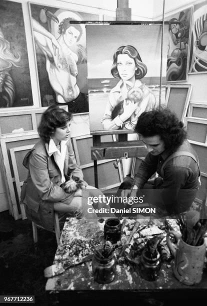 La princesse Caroline de Monaco pose pour le peintre brésilien Albery dans son atelier le 15 mai 1975 à Paris, France.