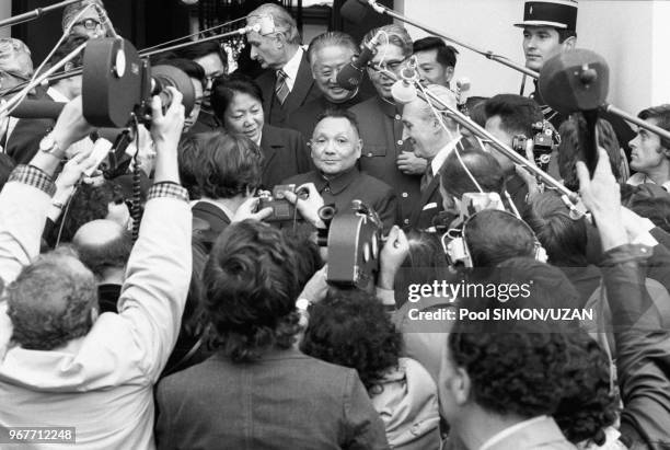 Le vice-Premier ministre chinois Deng Xiaoping entouré de micros et de caméras sur le perron de l'Elysée le 13 mai 1975 à Paris, France.