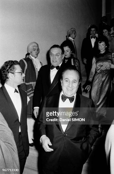 Tino Rossi et Léon Zitrone lors d'un gala organisé par les Rothschild à Versailles le 28 novembre 1973, France.