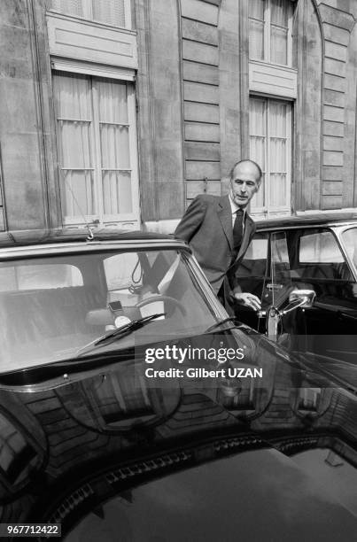 Valéry Giscard d'Estaing monte dans une Citroën DS au Palais de l'Elysée à Paris le 24 avril 1974, France.