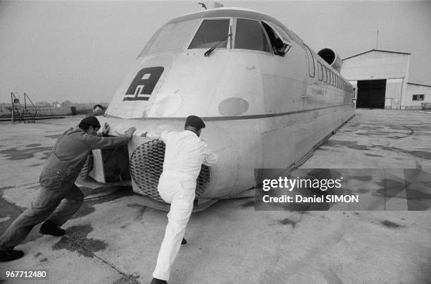 Aérotrain, train rapide circulant sur coussin d'air inventé par Jean Bertin, lors d'une phase d'essai, le 28 février 1974 à Chevilly, France.