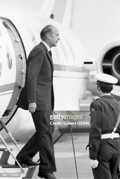 Valéry Giscard d'Estaing descend de son avion officiel le 28 mai 1975 à Bruxelles, Belgique.